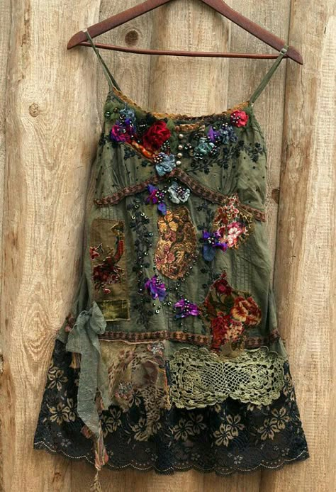 Vetement Hippie Chic, Look Hippie Chic, Boho Mode, Estilo Hippie, Altered Couture, Grunge Look, Mode Inspo, Vintage Textiles, Upcycle Clothes