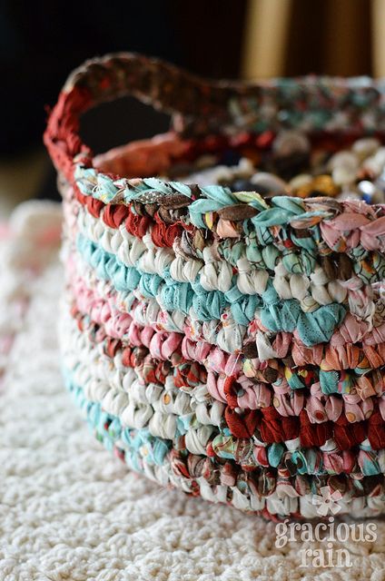 Crochet Baskets, Crochet Basket Pattern, Crochet Fabric, Rag Rugs, Fabric Yarn, Fabric Baskets, Yarn Projects, Fabric Strips, T Shirt Yarn