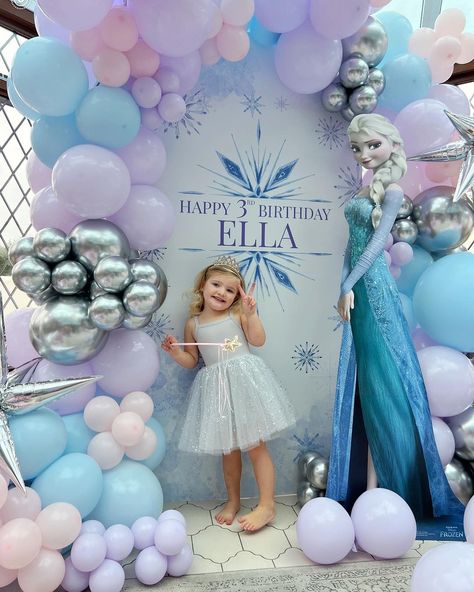 Frozen Back Drop Ideas, Frozen Birthday Party Backdrop Ideas, Frozen Backdrop Birthday, Elsa Birthday Backdrop, Elsa Backdrop Frozen Theme, Frozen Birthday Party Balloons, Frozen Party Balloons, Princess Elsa Birthday Party Ideas, Elsa Birthday Theme Decoration