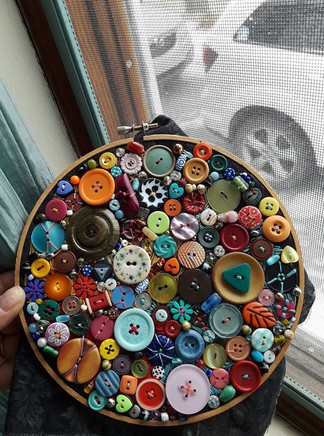 Button Display, Button Art Projects, Buttons Crafts Diy, Buttons Crafts, Button Diy, Button Creations, Craft Market, Diy Buttons, Scrap Fabric