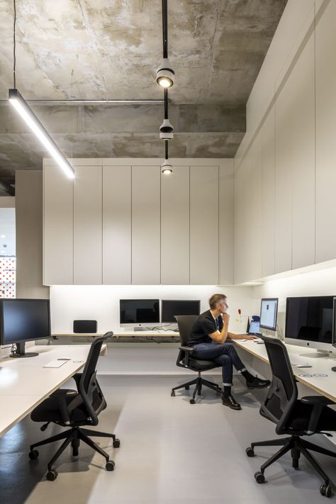 Workspace Design Home, Workshop Office Design, Office Architecture Interior, Clean Office Design, Minimal Office Interior Design, Architecture Studio Workspace, Production Company Office, Company Office Interior Design, Engineering Office Design