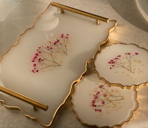 Resin Tray Designs, Resin Coaster Design, Resin Coasters Flowers, Raisin Art, Epoxy Tray, Diy Resin Gifts, Resin Dish, Seni Resin, Resin Business