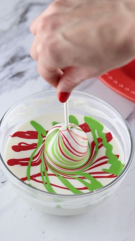 Little Debbie Christmas Tree Cake Pops 🎄🎄 How simple is this? You’ll only need 3 ingredients to make these festive cake pops!😍 Ingredients: -little Debbie Christmas tree cakes (one tree makes one cake pop roughly) -ghirardelli white chocolate wafers -oil based food coloring (optional) -lollipop sticks Place the Christmas tree cakes into a large bowl and blend until smooth. Scoop out balls of dough and place into the freezer until firm. Heat the chocolate wafers in the microwave for 30 seco Christmas Tree Cake Pops, Tree Cake Pops, Holiday Cake Pop, Colored Chocolate, Cake Pop Recipe Easy, Little Debbie Christmas Tree, Chocolate Dip, Christmas Tree Cakes, Cake Pop Decorating