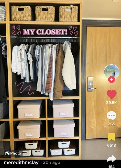 College Dorm Closet Ideas, Fsu Dorm, College Closet Organization, Dorm Room Closet, Dorm Closet Organization, Collage Dorm Room, Dorm Closet, Dorm Room Layouts, College Closet