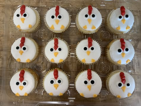 Animal Theme Cupcakes, Farm Cupcakes, Chicken Cupcakes, Chicken Birthday, Farm Birthday Cakes, Chicken Party, Farm Animal Cupcakes, Theme Cupcakes, Cow Cakes