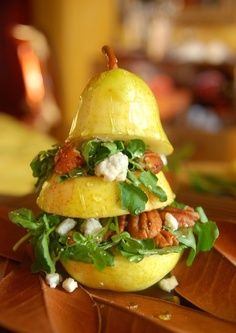 Pear And Blue Cheese Salad, Blue Cheese Salad, Resep Salad, Decorações Com Comidas, Ayam Bakar, Pear Salad, Food Blogs, Food Presentation, Arugula