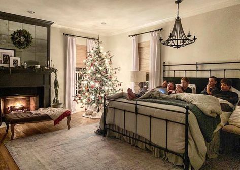 Here's Exactly How Joanna Gaines Created Her Dreamy Master Bedroom15 Things Chip and Joanna Gaines Are Obsessed With That You Can Buy on Amazon Stile Joanna Gaines, Bedroom Joanna Gaines, Joanna Gaines Bedroom, Joanna Gaines House, Joanna Gaines Farmhouse, Farmhouse Master, Chip And Joanna Gaines, Relaxing Bedroom, Christmas Bedroom