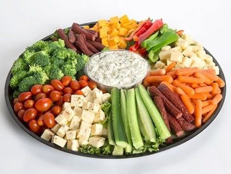 Veggie Platter Ideas, Christmas Veggie Tray, Veggie Platter, Platter Ideas, Fruit Platter Designs, Decorações Com Comidas, Vegetable Tray, Vegetable Platter, Party Food Buffet