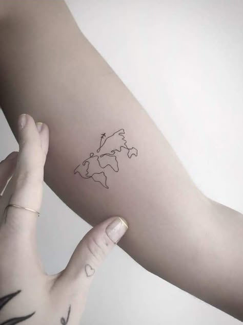 Fine Line World Map Tattoo, Fine Line Tattoo Minimalist Travel, One Line World Tattoo, World Map Fine Line Tattoo, Map Tattoo Women, Minimalist World Tattoo, Tiny Tattoos Travel, Minimalistic Travel Tattoo, Fine Line World Tattoo