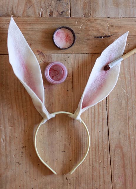 Make some simple No-sew Felt Bunny Ears with this step-by-step tutorial. It will only take a minute, and the final touch might surprise you! Make Bunny Ears, Diy Bunny Ears, White Rabbit Costumes, Sew Felt, Animal Halloween Costumes, Rabbit Costume, Bunny Party, Felt Bunny, Animal Costumes