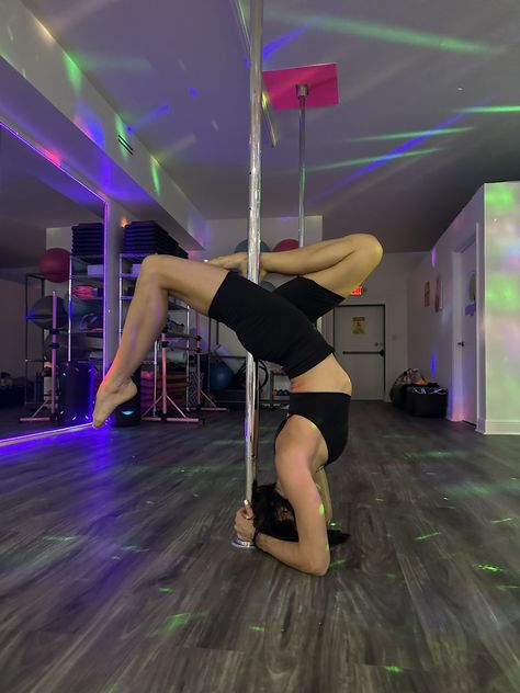 Beginner Pole Photoshoot Poses, Pole Exercise, Pole Poses, Gym House, Pole Dance Studio, Dance Pole, Dance Stretches, Sport Photoshoot, Pole Sport