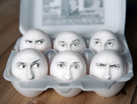 by BamaCam / Flickr Oster Dekor, Funny Eggs, Egg Shell Art, Easter Egg Crafts, Easter Egg Designs, Easter Eggs Diy, Egg Crafts, Egg Painting, Egg Art