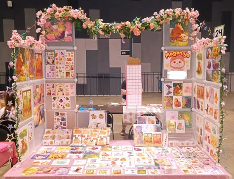 Artist Alley Storage, Convention Stand Ideas, Cute Stall Ideas, Art Convention Booth, Vending Table Set Up, Artists Alley Display, Artist Alley Table Display, Small Business Table Set Up, Artist Alley Tips