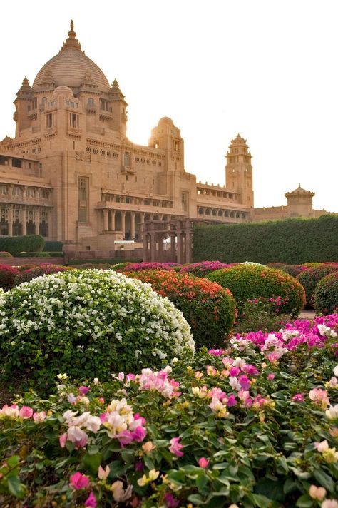 Indian Palace, Umaid Bhawan Palace, Architecture Antique, Ancient Greek Architecture, Palace Garden, Grand Mosque, Travel India, Indian Architecture, Angkor Wat