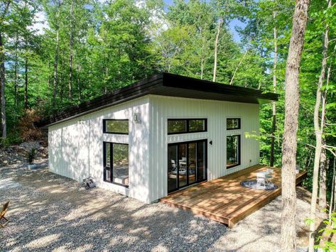 Remarquable propriété construite en 2021 sur un terrain de plus de 2 acres en Estrie - Joli Joli Design Small Chalet Design, Bnb Ideas, Scandinavian House, Coastal House Plans, House Design Plans, Cottage Plans, Cottage Renovation, Coastal House, Tiny Cabins