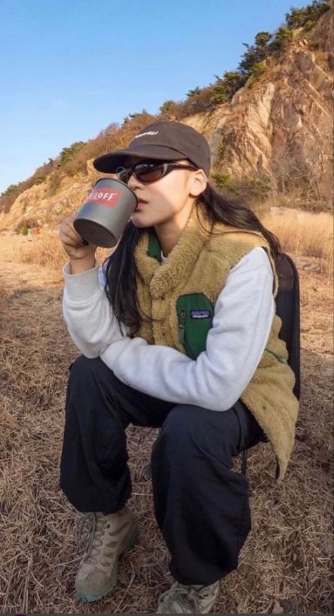 Spring Hiking Outfits, Hiking Outfits Summer, Trail Outfits, Walking Outfit, Trekking Outfit, Cute Hiking Outfit, Granola Girl Aesthetic, Hiking Fits, Hiking Outfits