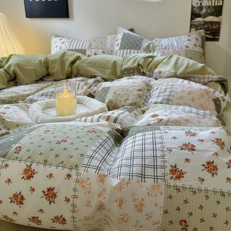 Charming vintage patchwork pattern print bedding duvet cover set. Featuring a blend of floral patterns, polka dots, and plaid in soothing green and beige tones, this bedding adds a cozy cottagecore aesthetic touch to any room. Material: 100% Polyester Inner/Comforter/Pillows not included. See package configuration and sizes below: Single: 1x Duvet Cover: 59x79in (150x200cm)1x Flat Sheet: 71x90in (180x230cm) 1x Pillow Case: 19x29in (48x74cm) Twin : 1x Duvet Cover: 59x79in (150x200cm)1x Flat Sheet Sala Grunge, E Girl Room, Cottagecore Bedding, Vintage Bedding Set, Cozy Cottagecore, Yellow Room, Pastel Room, Twin Bed Sets, Beige Tones