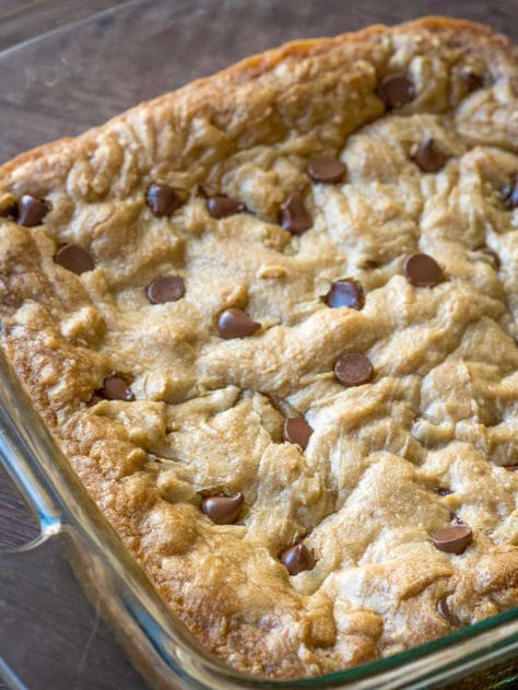 Chocolate Chip Pan Cookies, Chocolate Chip Bars, Dessert Aux Fruits, Chocolate Chip Cookie Bars, Bar Recipes, Family Movie, Cookie Bar Recipes, Yummy Sweets, Food Cakes