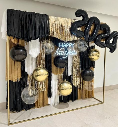 Easy New Year Decorations, New Year’s Eve Balloon Decor, New Year’s Eve Balloon Backdrop, New Year's Eve Pictures, Office New Year Decoration, New Years Balloon Drop, Nye Backdrop Diy, New Years Eve Party Ideas Decorations Photo Backdrops, Brown Decorations Party