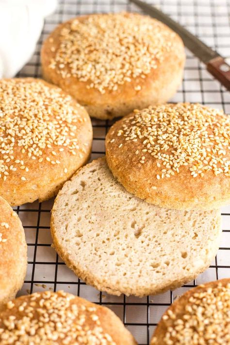 These soft and fluffy gluten-free burger buns are perfect for your summer backyard grilling party (or really anytime that you crave a good burger). Easy to make, these tender burger buns are studded with sesame seeds, and no kneading is required! Totally dairy-free too, but no one would care! | gluten-free buns | burger buns | gluten free dairy free recipes | gluten free bread recipes | gluten free yeast breads Dairy Free Hamburger Buns, Gluten Free Hamburger Buns Recipe, Gluten Free Burger Buns, Gf Buns, Bread Recipes Gluten Free, Gluten Free Fried Chicken, Buns Recipe Easy, Gluten Free Hamburger Buns, Gluten Free Hamburger