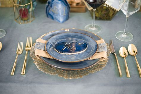 Geology Wedding, Blue Place Settings, Navy And Gold Wedding, Geode Wedding, Blue Wedding Theme, Agate Wedding, Phuket Wedding, Top Wedding Trends, Gazebo Wedding