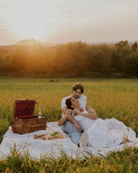 Yesterday was a dream!!! Bouncing around @gouveiavineyards yesterday with Haley & Chris was so fun ☺️ They brought a cute little picnic in Haley’s grandmothers picnic basket, and sat down together as the sun set on Chris’ grandmothers blanket. It was so picturesque. They were baked in their perfect glow and were up for all my ideas, and even ended up having some of their own! It was lovely ❣️ I cannot wait for their wedding!!! CT WEDDING PHOTOGRAPHER | NJ WEDDINGS | NY ENGAGEMENT PHOTO | PRO... Engagement Photos Park, Picnic Engagement Photos, Boat Photoshoot, Picnic Photo Shoot, Wedding Theme Design, Themed Engagement Photos, Engagement Themes, Picnic Engagement, Fall Picnic