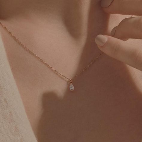 Dainty Gold Jewelry Aesthetic, Aesthetic Necklace Simple, Vintage Rings Gold, Rings Aesthetic Gold, Teardrop Diamond Necklace, Engagement Rings Simple, Grunge Ring, Good Necklace, Tiny Accessories