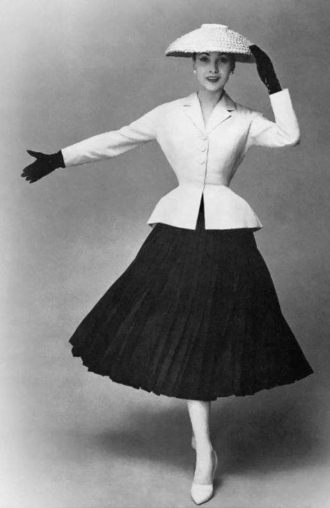 Designer Christian Dior shook haute couture in 1947 when he unveiled a wasp-waist full A-line silhouette that was dubbed 'The New Look.' #midcenturyfashion Dior Bar, Christian Dior New Look, Dior 1947, 1950s Vintage Fashion, Dior New Look, 1950’s Fashion, 1950 Fashion, Vintage Fashion 1950s, Look Retro