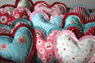 Scalloped edged hearts Valentine Snowman, Snowman Decor, Pinking Shears, Sweet Hearts, Fabric Hearts, Ideas Hogar, My Funny Valentine, Heart Crafts, Handmade Heart