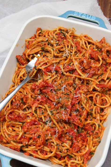 An easy and delicious sun dried tomato basil spaghetti bake recipe that you can make in just one pan in about 35 minutes! Sun Dried Tomato Spaghetti, Spaghetti Bake Recipe, Tomato Basil Spaghetti, Basil Spaghetti, Bake Pasta, Food Spaghetti, Tomato Spaghetti, Spaghetti Bake, Seasoned Veggies