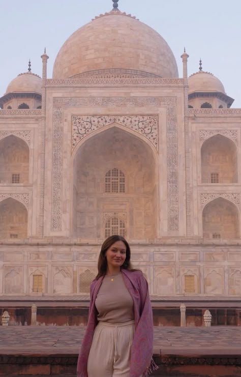 india taj mahal Agra Outfit Ideas, Taj Mahal Photography Pose, India Travel Outfit Woman, Taj Mahal Photo Ideas, Taj Mahal Outfit, Taj Mahal Poses, Taj Mahal Pics, Taj Mahal Outfit Ideas, Taj Mahal Aesthetic