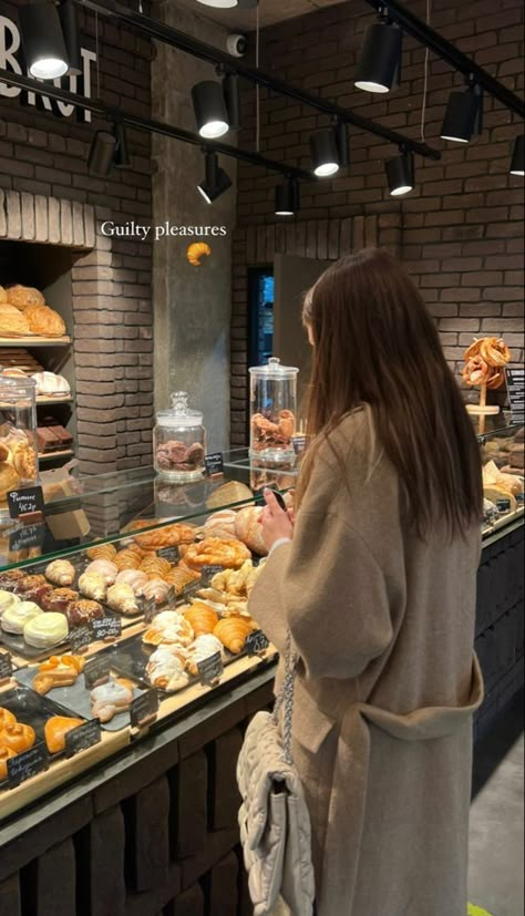 Coffee Shop Pictures Instagram, Pretzel Business, Cafe Pic, Stylish Pose, Cafe Pictures, Studera Motivation, Paris Winter, Food Captions, Coffee Shop Aesthetic