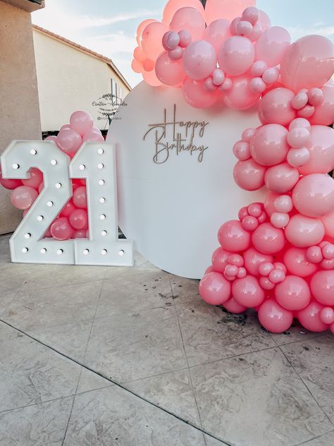 21st Birthday Decorations Backdrops, Sweet 16 Backdrop Ideas, Pink Birthday Balloons, Pink 21st Birthday, Backdrop Setup, 21st Decorations, 21st Birthday Themes, 21st Birthday Balloons, Pink Birthday Decorations