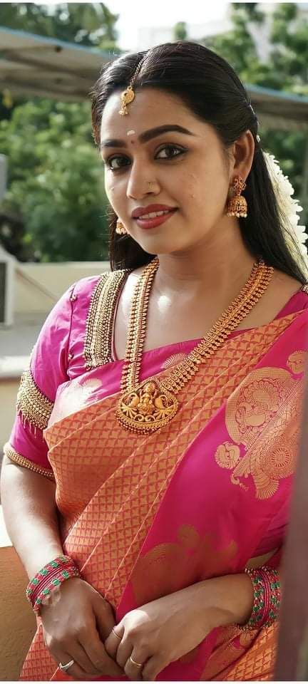 Gayatri Yuvaraj, Gayathri Yuvaraj, Wedding Saree Designs, Attractive Dresses, Indus Valley Civilization, Indian Natural Beauty, Indus Valley, Hot Poses, Serial Actress