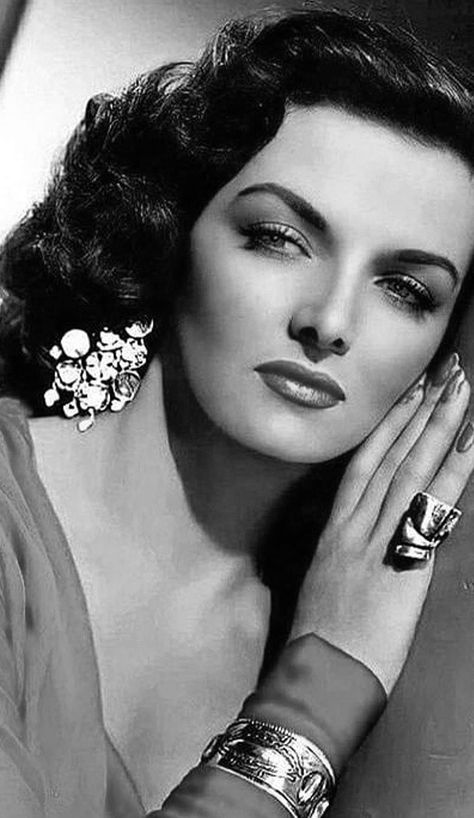 1950s Beauty, Classic Hollywood Glamour, Jane Russell, Vintage Hollywood Glamour, Vintage Black Glamour, Old Hollywood Glam, Classic Movie Stars, Classic Actresses, Hollywood Icons