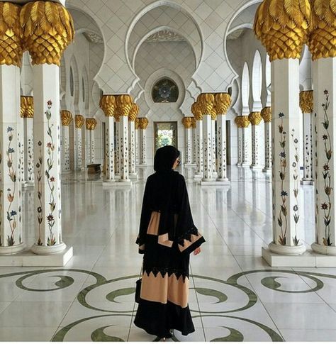 Emirati Sheik Zayed Mosque, Umroh Outfit, Sheik Zayed, Gold Hijab, Abaya Noir, Zayed Mosque, Hijab Islam, Muslimah Style, Niqab Fashion