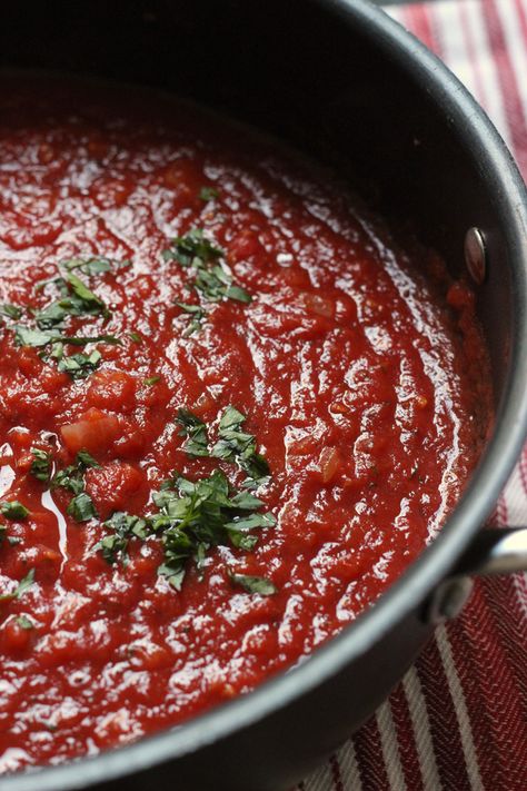 Skip the bottled pasta sauce. You can make your own marinara sauce, simple enough for everyday, yet tasty enough for all your favorite dishes. How To Cook Chili, Make Your Own Pasta, Budget Meal Planning, Recipe 30, Cheap Eats, Homemade Sauce, Food Pantry, Marinara Sauce, Whole 30 Recipes