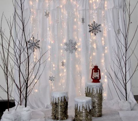 Photo Booth Winter Wonderland, Winter Wonderland Party Photo Booth Backdrop Ideas, Winter Wonderland Photo Booth Diy, Winter Photo Booth Backdrop, Christmas Decor Photo Booth, Christmas Photos With Backdrop, Snow Backdrop Diy, Winter Dance Photo Backdrop, Winter Birthday Backdrop