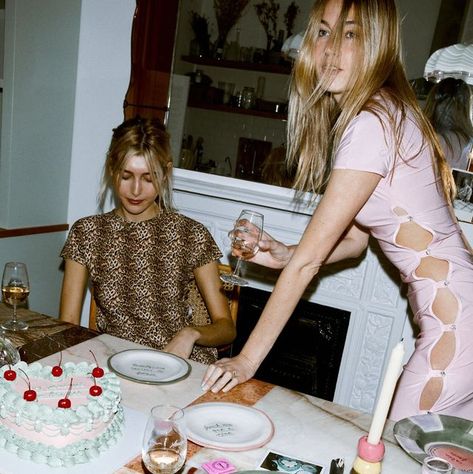 Camille Charriere Style, Parisian Dinner, Dinner Party Style, Parisian Party, Camille Charriere, Dinner Party Outfits, Disco Night, Dinner Party Decorations, Party Photoshoot