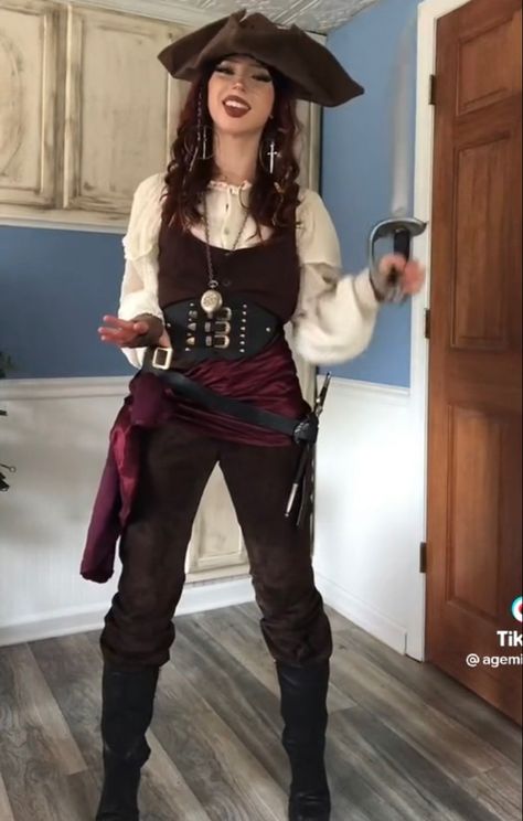 Pirate Outfit Women, Jack Sparrow Costume, Girl Pirates, Pirate Cosplay, Female Pirate Costume, Classy Halloween Costumes, Costume Disney, Pirate Halloween Costumes, Pirate Outfit