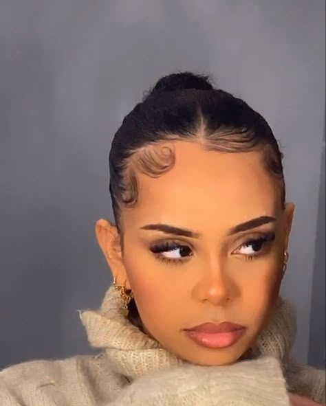 Sleek bun with middle part on natural hair baby hair swoop Curly Hairstyles Natural Curls, Poc Hairstyles, Hairstyles With Natural Hair, Skin Icon, Curly Hairstyles Natural, School Hair Styles, Hot Hairstyles, Middle Hair, Slick Hair