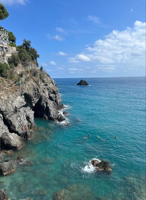 Beach Cliff Aesthetic, Ocean Cliff Aesthetic, Cliff Ocean, Preppy Zepeto, Cliff Beach, Cinque Terra, Ocean Cliff, Italy Beaches, Beach Swimming