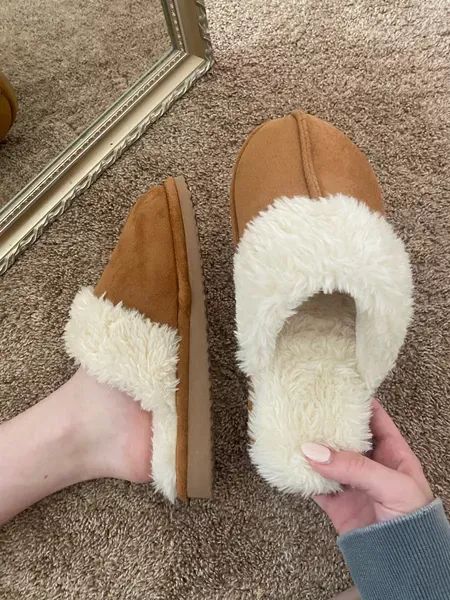 Love these amazon slippers! Total ugg look for less! Fit is true to size (heel is more for a narrow foot though) Full review on YouTube @sequinsandsatin 😘 Amazon slippers / ugg dupes / ugg slipper dupes / amazon slipper / amazon slides / slippers women / womens slippers / house slippers / fuzzy slippers / amazon fashion finds fall Amazon Slides, Amazon Slippers, Uggs Slides, Amazon Must Haves Clothes, Best Amazon Fashion Finds, Amazon Bedding, Ugg Slipper, Slippers Ugg, Ugg Slides