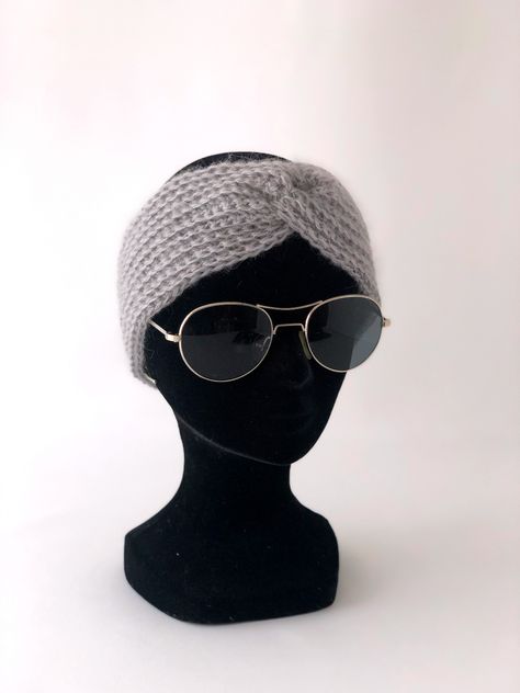 Modèle crochet gratuit - headband au crochet #crochetfacile #bandeauaucrochet #crochetdebutant #tutocrochet #crochetenfrancais #tutocrochetgratuit Bandeau Au Crochet, Head Band, Turbans, Couture, Crochet