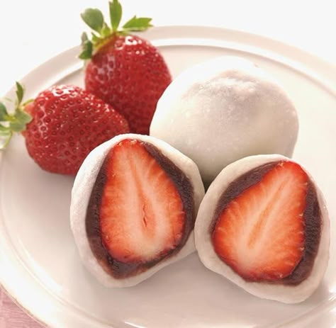 Ichigo Daifuku, Strawberry Mochi, Asian Street Food, Kawaii Cooking, Asian Desserts, Food Drinks Dessert, Japan Food, Food Obsession, Cafe Food