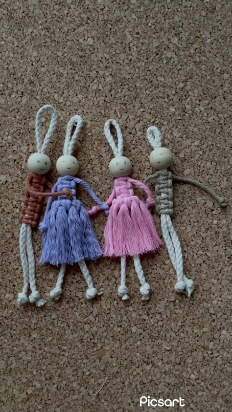 Makramee Tutorial, Diy Crafts Keychain, Macrame Doll, Willow Furniture, Diy Home Decor Living Room, Ideas Para Navidad, Sewing Room Decor, String Crafts, Macrame Knots Pattern