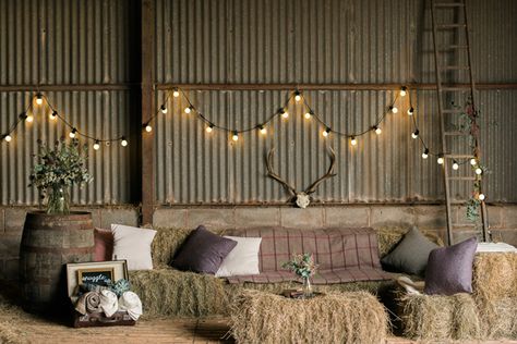 Easy Outdoor Christmas Decorations, Hay Bale Wedding, Hay Bale Seating, Barn Wedding Inspiration, Barn Party, Wedding Reception Seating, Deco Champetre, Barn Parties, Barn Dance