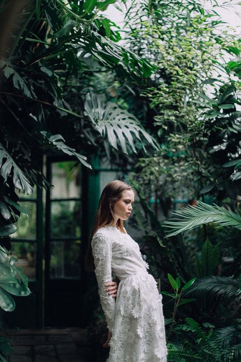 Botanical Garden Photo Shoot, Greenhouse Photoshoot, Garden Shoot, Garden Photoshoot, Fashion Fotografie, Inspiration Photoshoot, Nature Photography Flowers, Nature Photoshoot, Pinterest Style