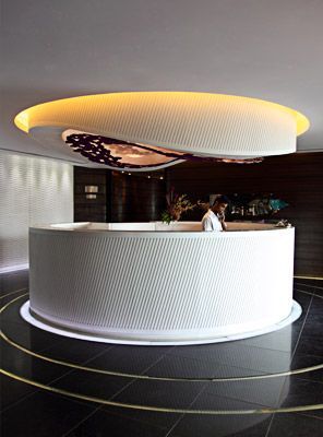 Is it possible to have something hanging from the ceiling above the reception desk? It Luxury Reception Desks, Hotel Reception Desk, Vstupná Hala, Hotel Lobby Design, Reception Desk Design, Lobby Reception, Reception Counter, Hotel Reception, Lobby Interior