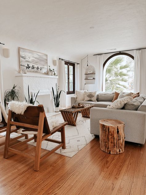 Aesthetic Berry Avenue Codes, California Bungalow Style Interiors, Bungalow Style Interior, Bungalow Interior Ideas, California Living Room, Coffee Table Arrangment, Hype Beast Bedroom, Bungalow Living Room, Berry Avenue Codes